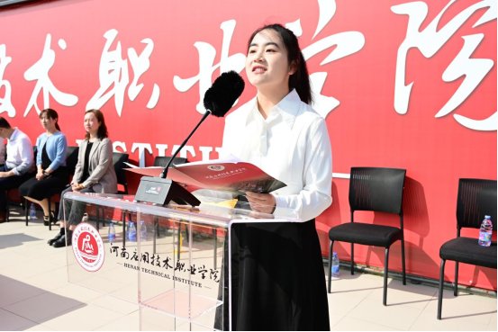 2025级军训方队依次进行队列会操展