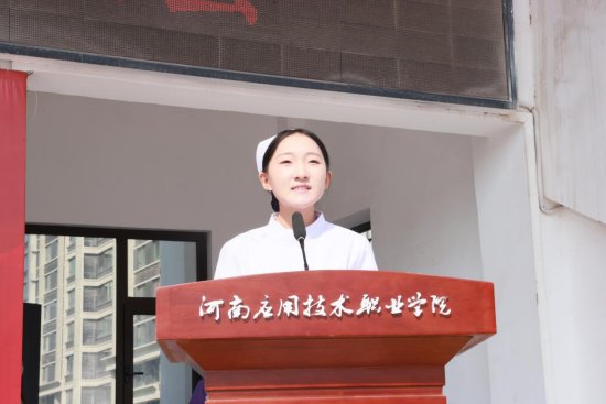 大会在庄严的国歌声中拉开帷幕