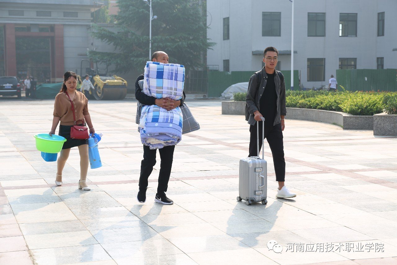 你背着行囊带着对未来的憧憬与畅想